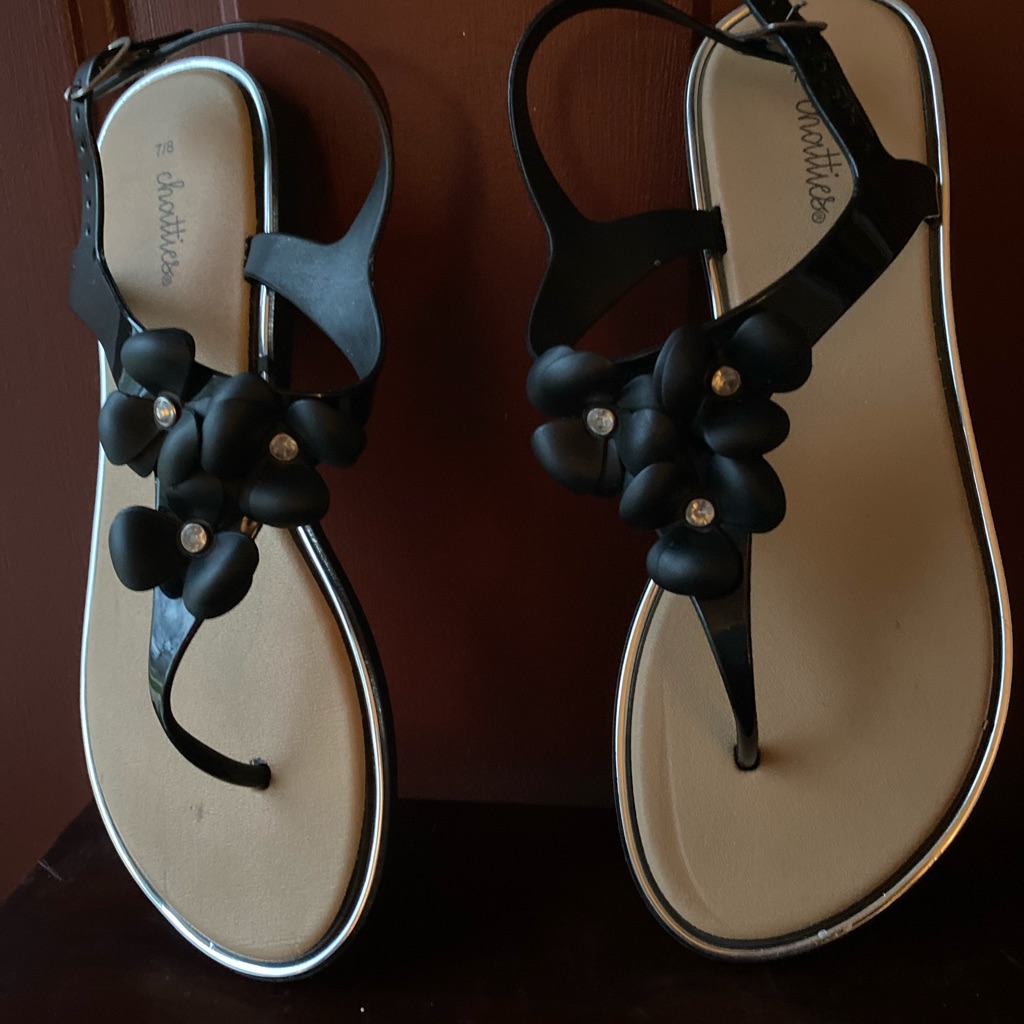 Women Rhinestone Raised Rose Sandals. Black. Size 7/8. Slightly Worn.